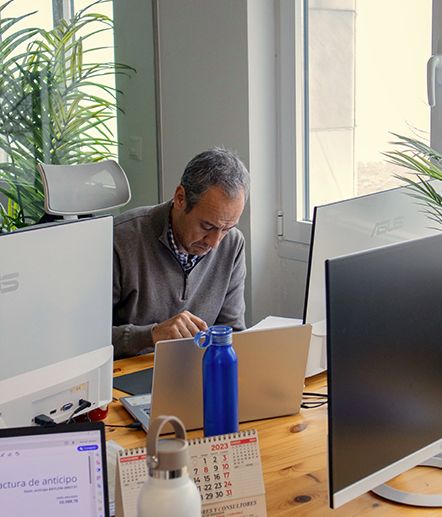imagen persona trabajando en una oficina