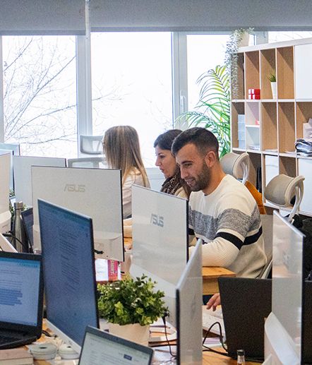 imagen personas trabajando en una oficina